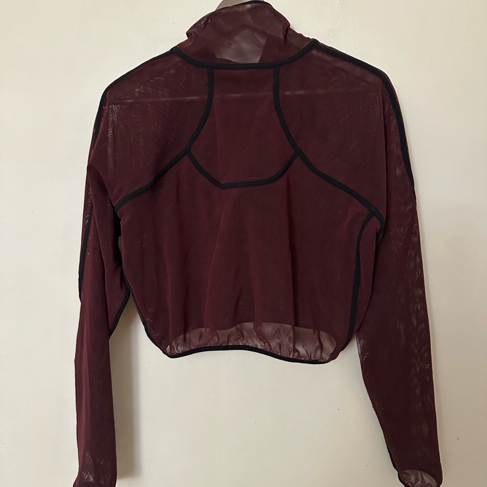 Lululemon Reversible Mesh 1/2 Zip
Black / Red Merlot! EUC - Picture 11 of 11